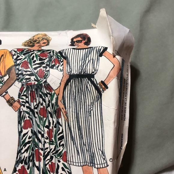 Vintage Vogue basic designs pattern 1569- 14.16.18- dress pattern -cut all there - Picture 5 of 9